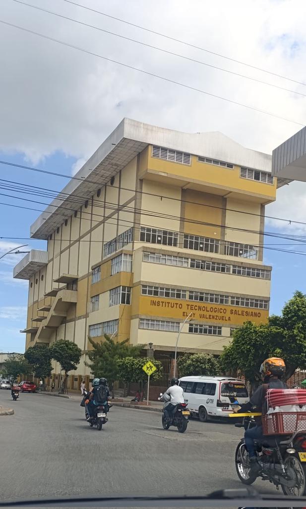 Es el edificio más feo de #Bucaramanga? O hay otro peor?

Creo que el Maestro de la obra cogio los planos al revés....

Escriban sus opiniones...