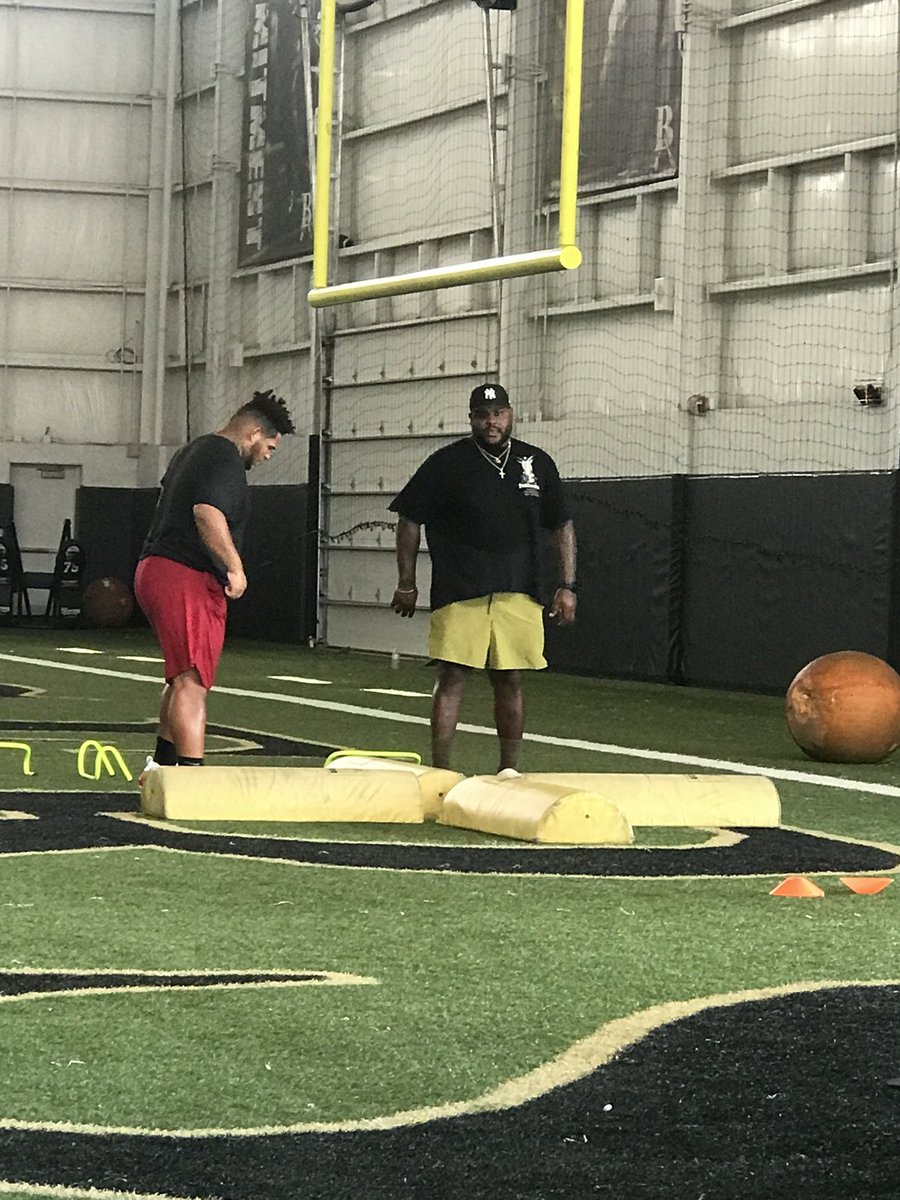 Had a great day training with coach <a href="/RobThomas98/">Robert Thomas II</a> can’t wait to continue training and getting better and better everyday and continuing to be that guy

Now it’s time to show everyone why I’m the best DT in the 27’ class
<a href="/R_C_Nolan/">Ryan Nolan</a> <a href="/TraseJ125/">Coach Jeffries</a> <a href="/CoachJ1101/">Coach J</a> <a href="/CoachDownumFTG/">Clayton Downum M. Ed.</a>