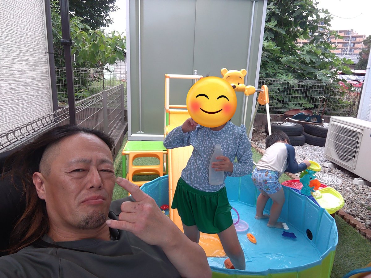 super_hanano's tweet photo. キッズたちと庭でプール😄
いい感じの休日 https://t.co/zFvuSBgCdC