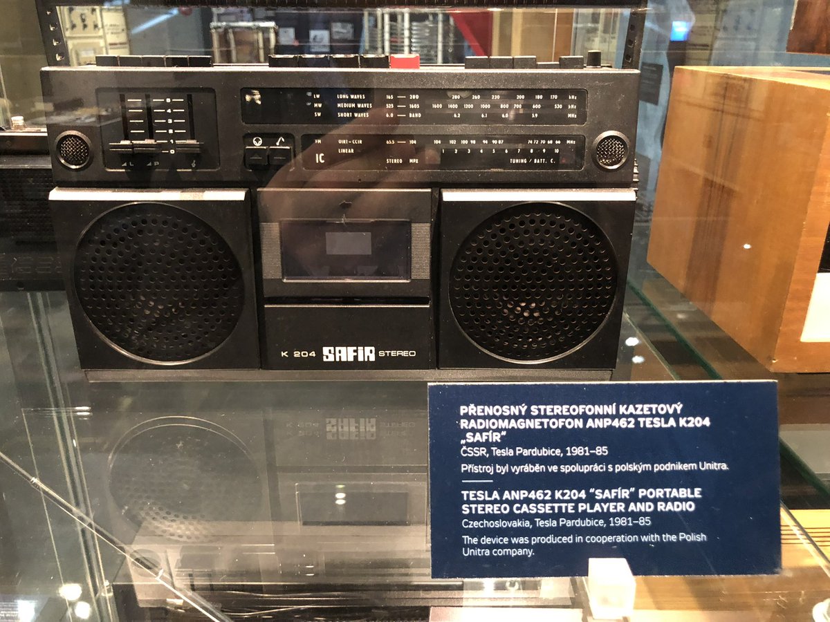 チェコの国立科学博物館にて、冷戦期にチェコのTESLA社が製造した電気製品の写真を撮りました。

ラジカセです。
TESLA AMP462 K204
1981-85

良いっすよね