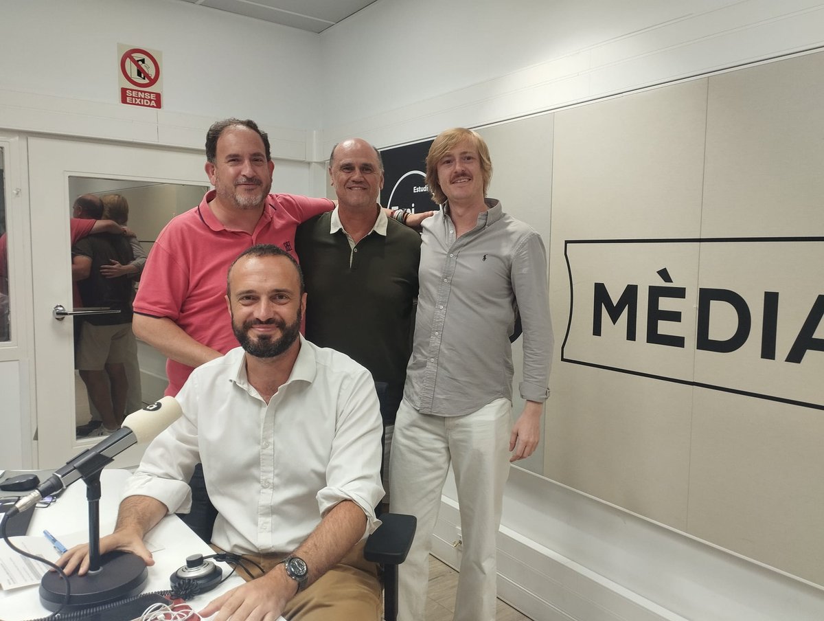 À Punt Esports (@apuntesports) on Twitter photo <a href="/10fernandogomez/">Fernando Gómez</a> <a href="/sanchoder/">Luis Sancho de Rosa</a> <a href="/DavidTorres1975/">David Torres</a> <a href="/sojevi/">Josevi Sánchez</a> <a href="/GustavoClement/">Gustavo Clemente</a> <a href="/lucia_pb_/">Lucía PastorBernabeu</a> 🗣️ Comença la tertúlia de #LíniaDeFons amb <a href="/10fernandogomez/">Fernando Gómez</a>, <a href="/sanchoder/">Luis Sancho de Rosa</a>, <a href="/DavidTorres1975/">David Torres</a> i la participació de <a href="/sojevi/">Josevi Sánchez</a>
🎙️Amb <a href="/GustavoClement/">Gustavo Clemente</a>
📻Ràdio: apuntmedia.es/directe/direct…
▶️Streaming: apuntmedia.es/directe/linia-… <a href="/10fernandogomez/">Fernando Gómez</a> <a href="/sanchoder/">Luis Sancho de Rosa</a> <a href="/DavidTorres1975/">David Torres</a> <a href="/sojevi/">Josevi Sánchez</a> <a href="/GustavoClement/">Gustavo Clemente</a> <a href="/lucia_pb_/">Lucía PastorBernabeu</a> 🗣️ Comença la tertúlia de #LíniaDeFons amb <a href="/10fernandogomez/">Fernando Gómez</a>, <a href="/sanchoder/">Luis Sancho de Rosa</a>, <a href="/DavidTorres1975/">David Torres</a> i la participació de <a href="/sojevi/">Josevi Sánchez</a>
🎙️Amb <a href="/GustavoClement/">Gustavo Clemente</a>
📻Ràdio: apuntmedia.es/directe/direct…
▶️Streaming: apuntmedia.es/directe/linia-…