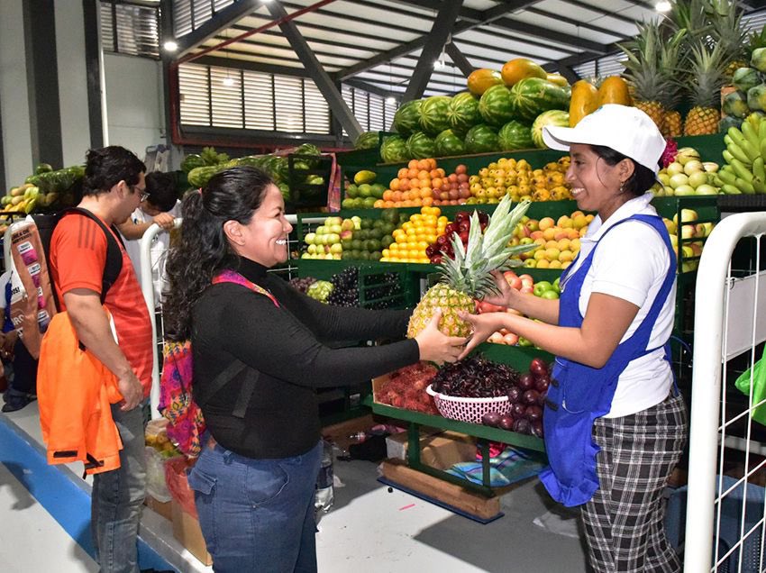 Entregamos el Mercado Norte, que también se había convertido en una quimera. Esos comerciantes estaban en un huequito en Piedrahita y Boyacá. Hoy el Mercado Norte es una realidad y tienen trabajo digno. También entregamos el Mercado San Gregorio el año pasado.

#CiudadDeTodos