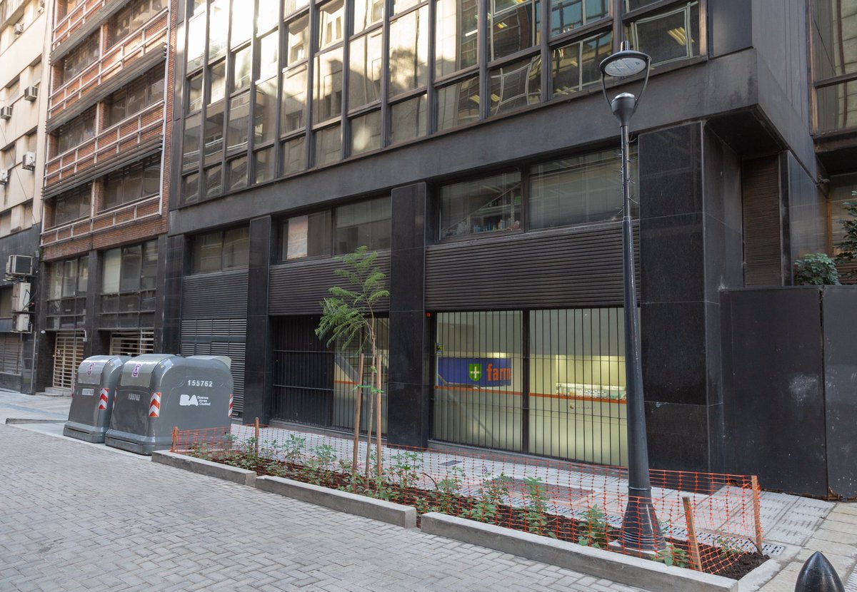 ibaistrocchi's tweet photo. Renovamos la calle Tucumán sin perder el valor histórico del barrio. El foco está en mejorar la circulación peatonal: veredas más amplias, más verde y mejor accesibilidad e iluminación. La obra está avanzada, y abarca 10 cuadras pensadas para que los vecinos de San Nicolás disfruten más del barrio.