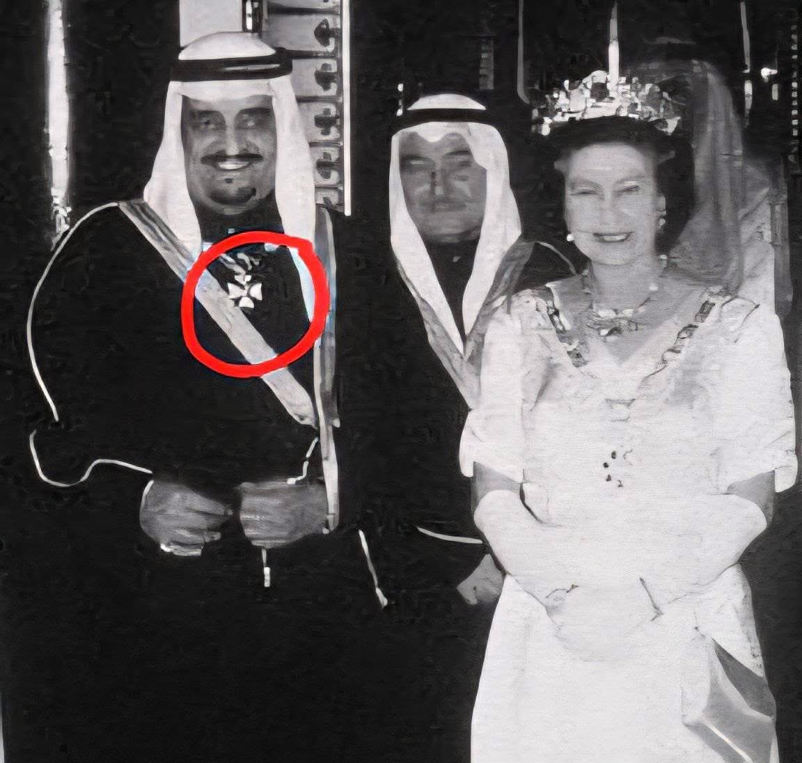 FinalGathering's tweet image. サウジアラビア🇸🇦の王族も、🇪🇺西欧貴族の工作員として、マルタ十字勲章を付けてますね。

#マルタ騎士団
#300人委員会 
#RIIA
#チャタムハウス
#三極委員会