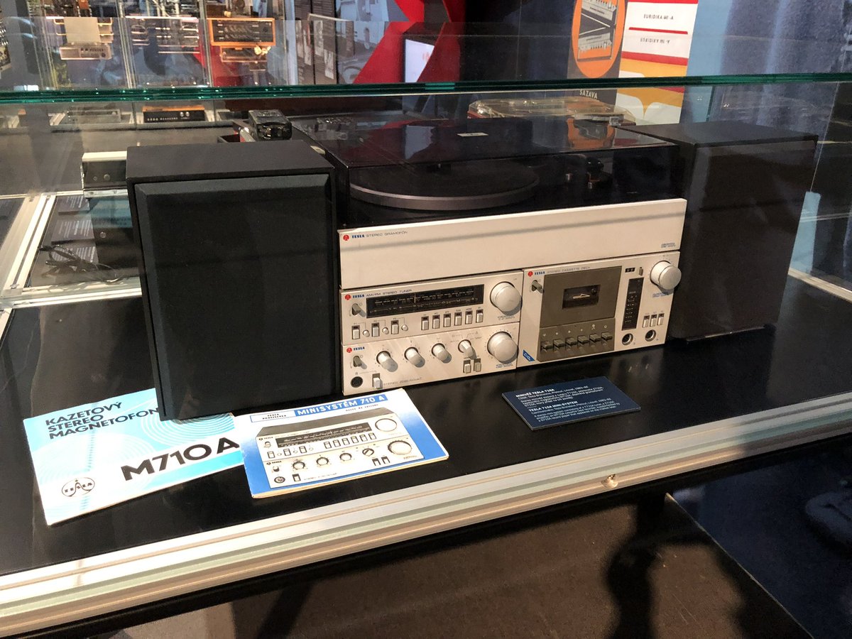 チェコの国立科学博物館の TESLA 社製品シリーズです♪

ミニコンポです。
TESLA 710A
1983-86

モダンなデザインでセンスがいいです。