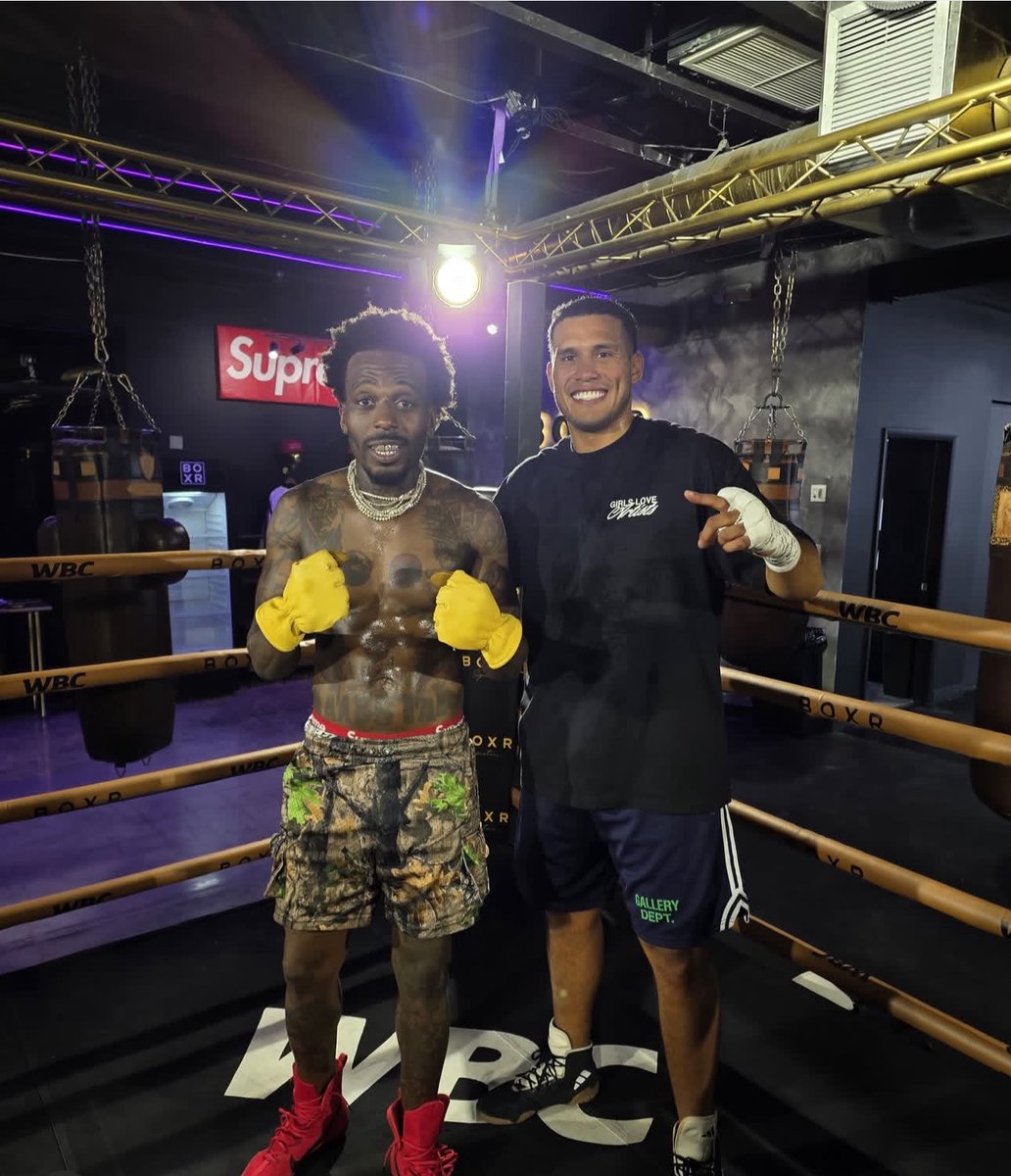 David Benavidez and Sauce Walka getting in some work! 🔥🔥

#BOXINGnBBQ
#Boxing