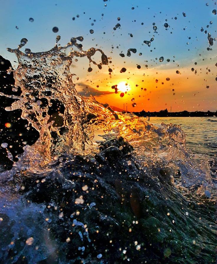 OldCoachB33's tweet photo. Capturing the dazzling moment when the waves meet the sunset, the water splashes lightly in the golden afterglow, like a vivid painting painted by nature, just right in beauty.

#beach #sky #healing #aesthetics https://t.co/ws6sVbk9HV
