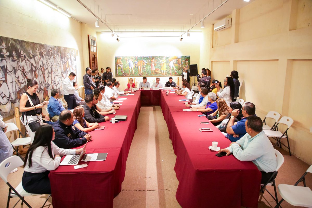 yamilmelgar's tweet photo. Junto con mi amigo Luis Pedrero, Secretario de Economía y del Trabajo, asistimos a la firma del convenio de la Ventanilla Integral Municipal de Tapachula y a la instalación del Consejo Municipal de Mejora Regulatoria.
Con esto, se busca simplificar trámites, digitalizar servicios y sentar las bases para fortalecer el desarrollo económico local.
Damos un paso firme en la transformación de los trámites para acercar los servicios a la ciudadanía y posicionar a Tapachula como un referente importante en la modernidad del Estado.

#VoluntadParaTransformar
