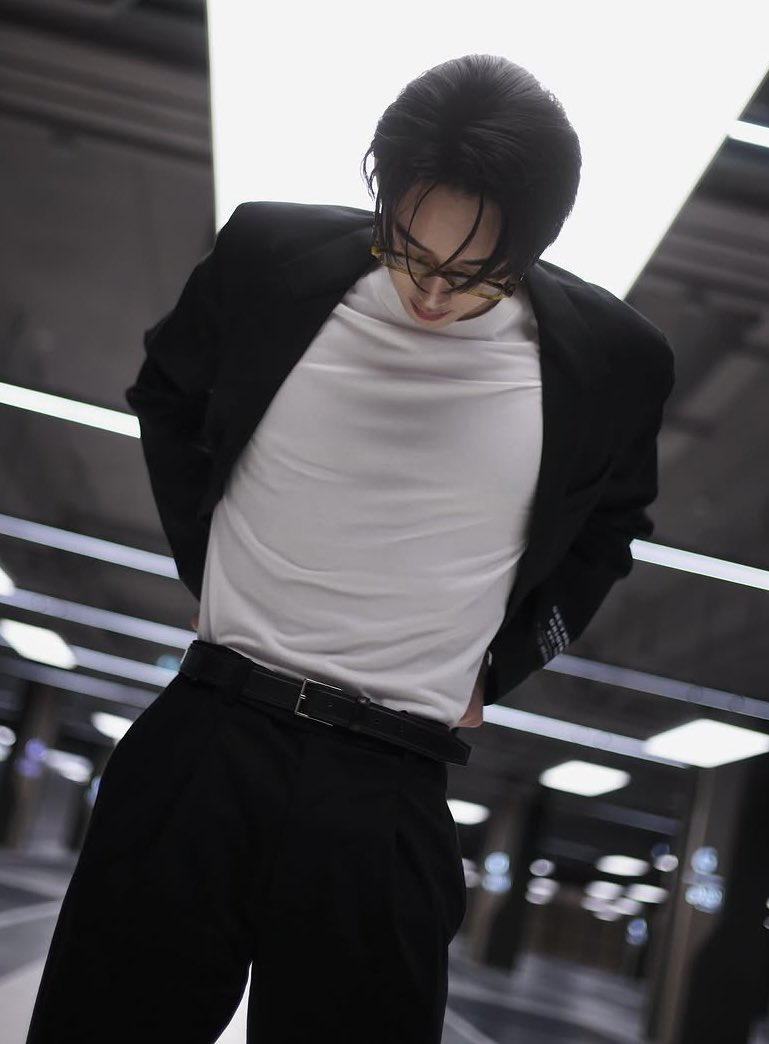 Tiny hands                       +                   Tiny waist