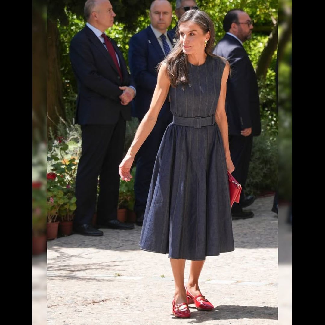 Revista Estampas (@estampas) on Twitter photo #Estampas | Los reyes Felipe VI y Letizia visitaron el Monasterio de Montserrat, en Barcelona, para conmemorar los mil años de su fundación. Un acto en el que la monarca destacó con su look con un vestido denim de Carolina Herrera. Más detalles en: n9.cl/ur25d #Moda #Estampas | Los reyes Felipe VI y Letizia visitaron el Monasterio de Montserrat, en Barcelona, para conmemorar los mil años de su fundación. Un acto en el que la monarca destacó con su look con un vestido denim de Carolina Herrera. Más detalles en: n9.cl/ur25d #Moda