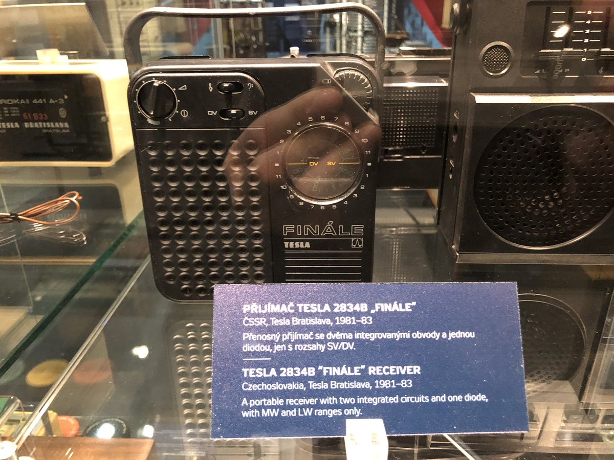 チェコの国立科学博物館のTESLA 社製品シリーズです♪

LSI 式ラジオです。
TESLA 2834B
1981-83

お宝ですよ