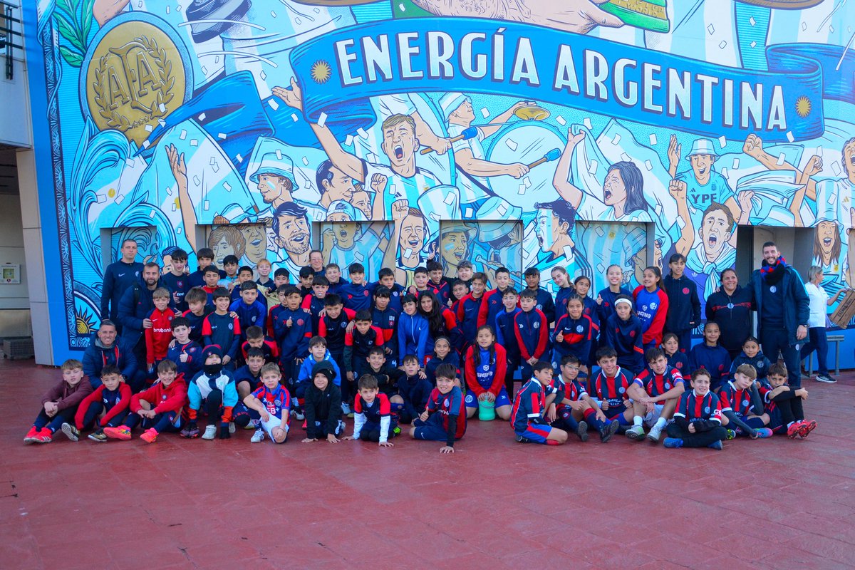 Cuervitos y cuervitas de la Escuela de Fútbol de San Lorenzo disfrutaron una jornada inolvidable en el complejo de la AFA, en Ezeiza.

En el marco del programa “Hay Equipo”, recorrieron el Predio Lionel Messi, conocieron la intimidad de cada sitio en el que se preparan los