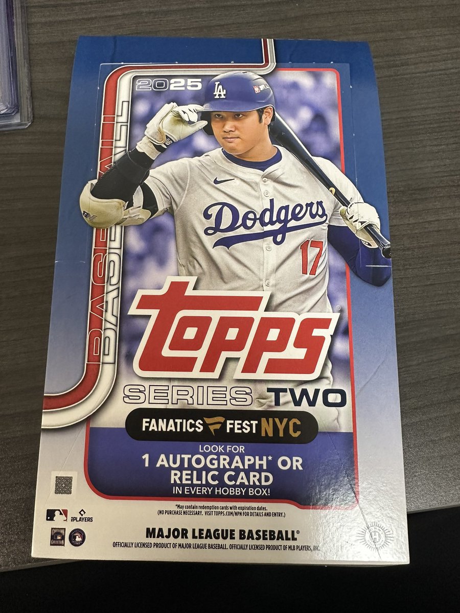 AlchemistCardz's tweet image. Just ripped the fanatics fest exclusive Topps series 2 hobby box. Pretty fun rip!