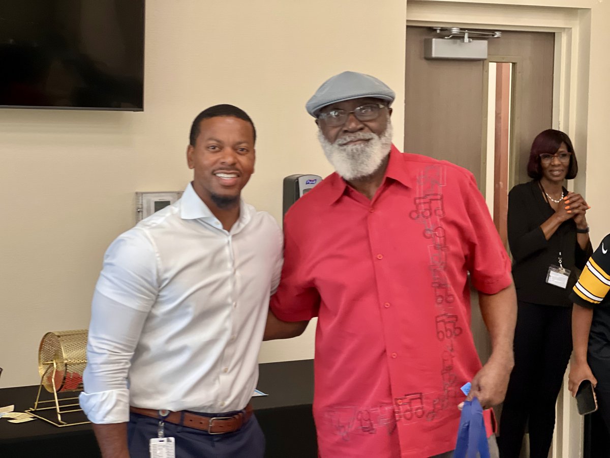 CommishMcCurdy's tweet image. Thank you to everyone who joined us for the #FathersDay & #Juneteenth Luncheon at the Doolittle Active Adult Center! 🙌🏾💐
I'm grateful for the community, conversation, and celebration — and to all who helped make this special event possible. #ClarkCounty #DistrictD