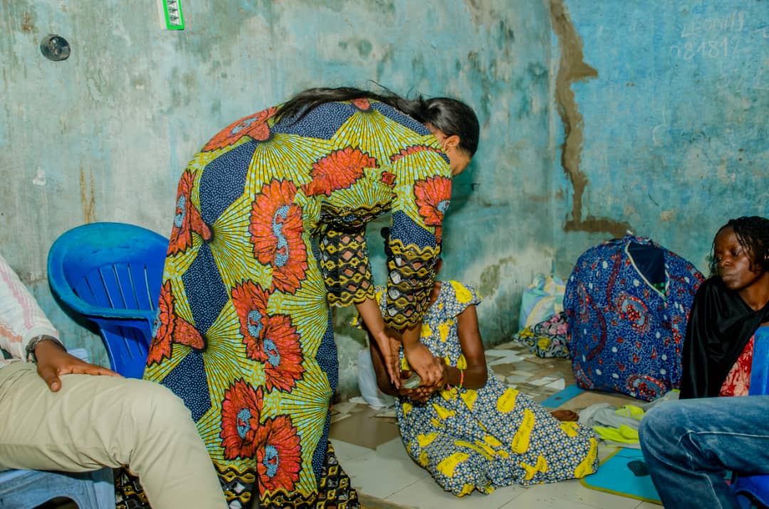 BanaTshang26926's tweet image. Rm 12:15 Réjouissez-vous avec ceux qui se réjouissent; pleurez avec ceux qui pleurent.

Mm @ilanga_amida a effectué une visite de la réconfort à la présidente d sa fondat° #FEDD,Qui a perdu son époux à Mikondo dans la C/Kimbaseke @VitalKamerhe1 @GaborienM @BillyKambale1 @Bibishe6