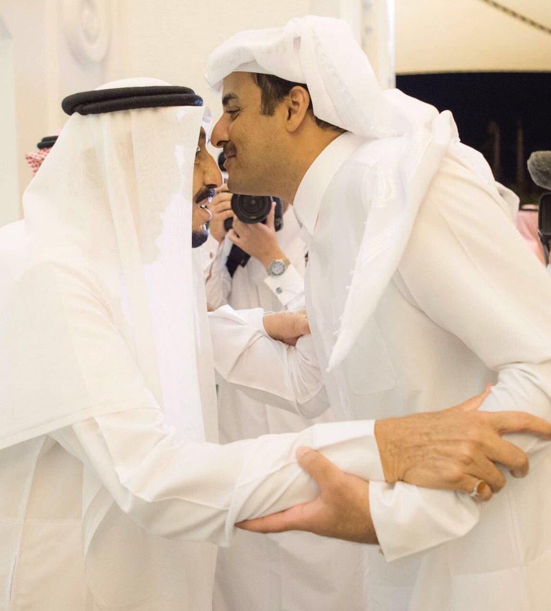 يا تميم أقلط على زبن المجنّا
حاكمً ماهوب مثل أيّات حاكم

اللي لا حاص العدو منّا و منّا
قال ما نذخر لكم و إنّا فداكم

#حمد_الحقباني 

#دول_الخليج #دولة_قطر #وزارة_الخارجية #المملكة_العربية_السعودية