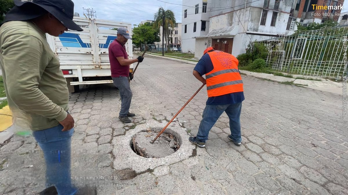 Capaseg_CS's tweet photo. La #CAPASEG lleva a cabo el desazolve de la línea principal de la red de atarjeas en el fraccionamiento Guerrero 2000, en una longitud de 800 metros lineales.
Trabajos que coadyuvan con la liberación de taponamientos en el sistema de drenaje.
#CAPASEGtrabajando https://t.co/th2YQim3Wh