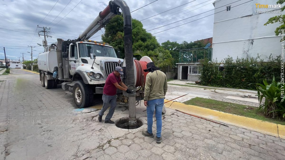Capaseg_CS's tweet photo. La #CAPASEG lleva a cabo el desazolve de la línea principal de la red de atarjeas en el fraccionamiento Guerrero 2000, en una longitud de 800 metros lineales.
Trabajos que coadyuvan con la liberación de taponamientos en el sistema de drenaje.
#CAPASEGtrabajando https://t.co/th2YQim3Wh