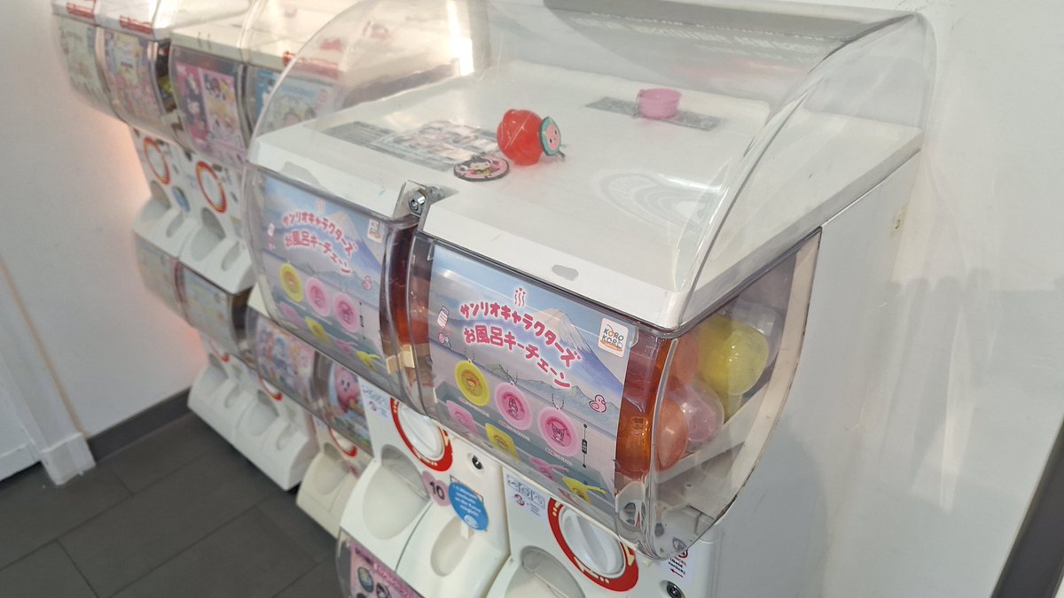 Baltasar89's tweet image. Ich habe diese bezaubernden Gachapon-Maschinen entdeckt! So viele süße Schlüsselanhänger zum Sammeln. ✨

#GachaLife #Cutekeychains #Collector