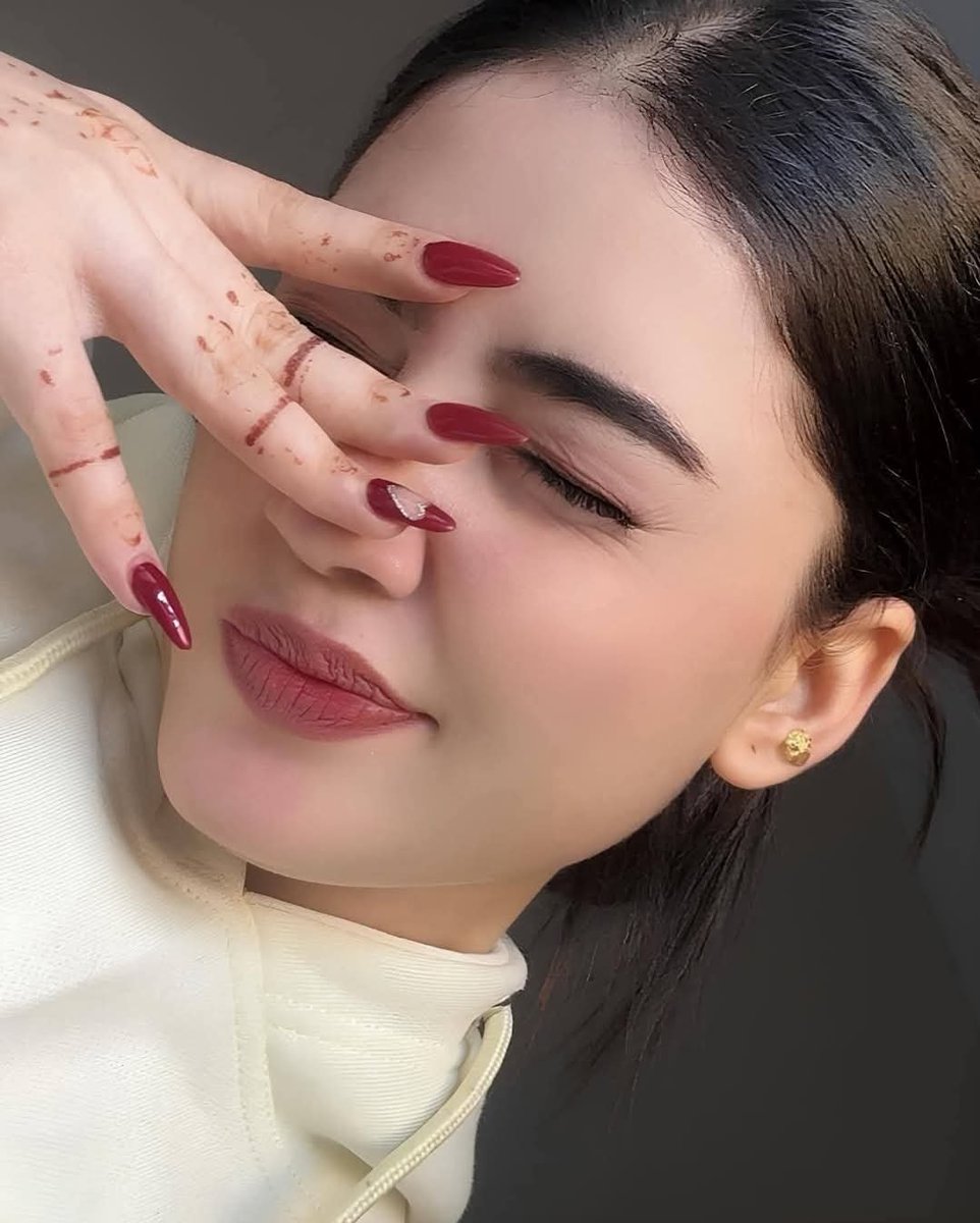 الناقص كي يعاديك
يحط العيب الي  فيه فيك

والخبيث كي ما يقدرش
يلحق ليك يروح يكره الناس فيك

هدرتكم عليا وفي ضهري 
كي الورقة لي تجي مع علبة الدواء

والي جامي قريتها ...!!!!
والي جات على قدو يلبسها وبصحتو

ماشي انا لي متكبرة
انتوما لي تشوفو روحكم صغار قدامي 

👑 نسيمة ♠️ يادولة 👑