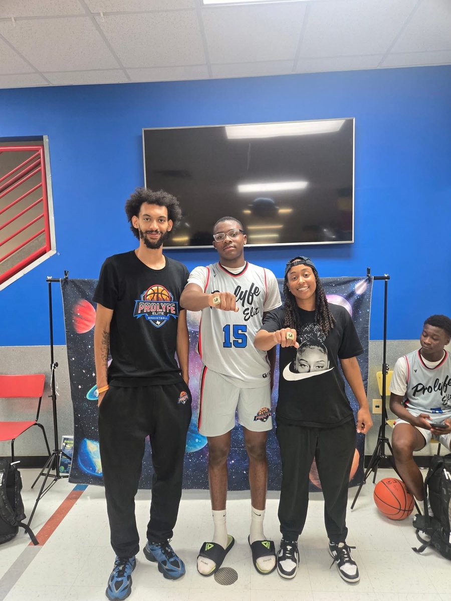GDEPPS1's tweet photo. Another one for the books 💍. Tournament Champions!! #prolyfe #dualsport @KoachV @rockwallhoops @rockwalljfndfb @Ericso1is @247Sports @samspiegs @CoachWilliamsII @cantguardnb3 @Ericso1is @Ant__Wallace @thealex1k https://t.co/s2g3yZlTty