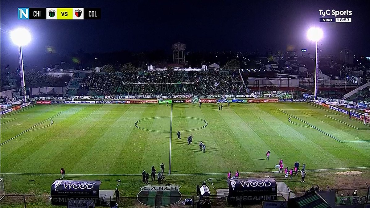 Nueva Chicago vs Colon about to get underway in Mataderos. Both sides struggling, a ref who loves the sound of his whistle....it's ending 0-0 isn't it. #PrimeraNacional