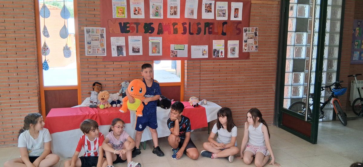 CEIP_PPicasso's tweet photo. A partir de una idea propuesta en la asamblea de Ciudad de los Niños, el alumnado de 3.º B ha organizado una exposición con sus peluches. El pasado lunes recibieron a distintos grupos del centro para explicarles lo importante que son sus peluches. 🐻🧸
@ciudad_de_los_ninos_ https://t.co/VZnbnLoikq