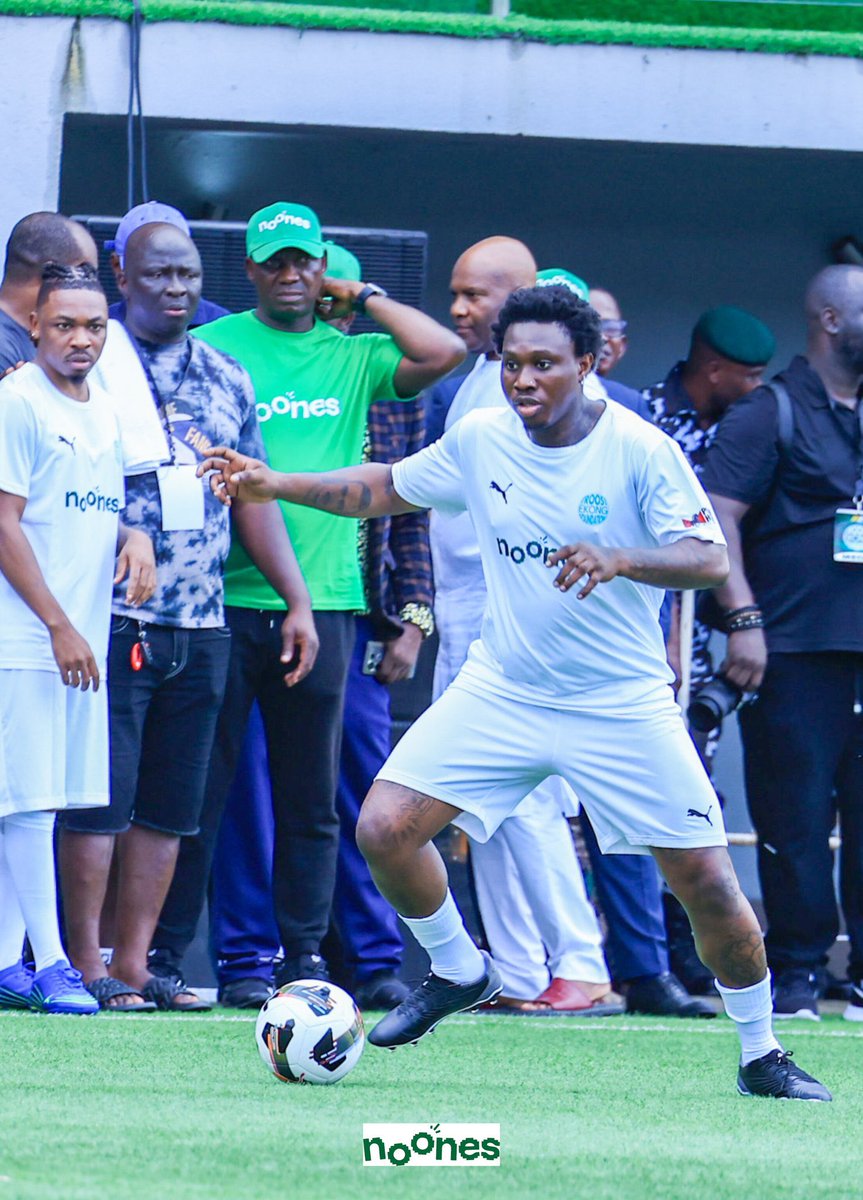 Kclive_'s tweet image. Zlatan think say na monkey post.....