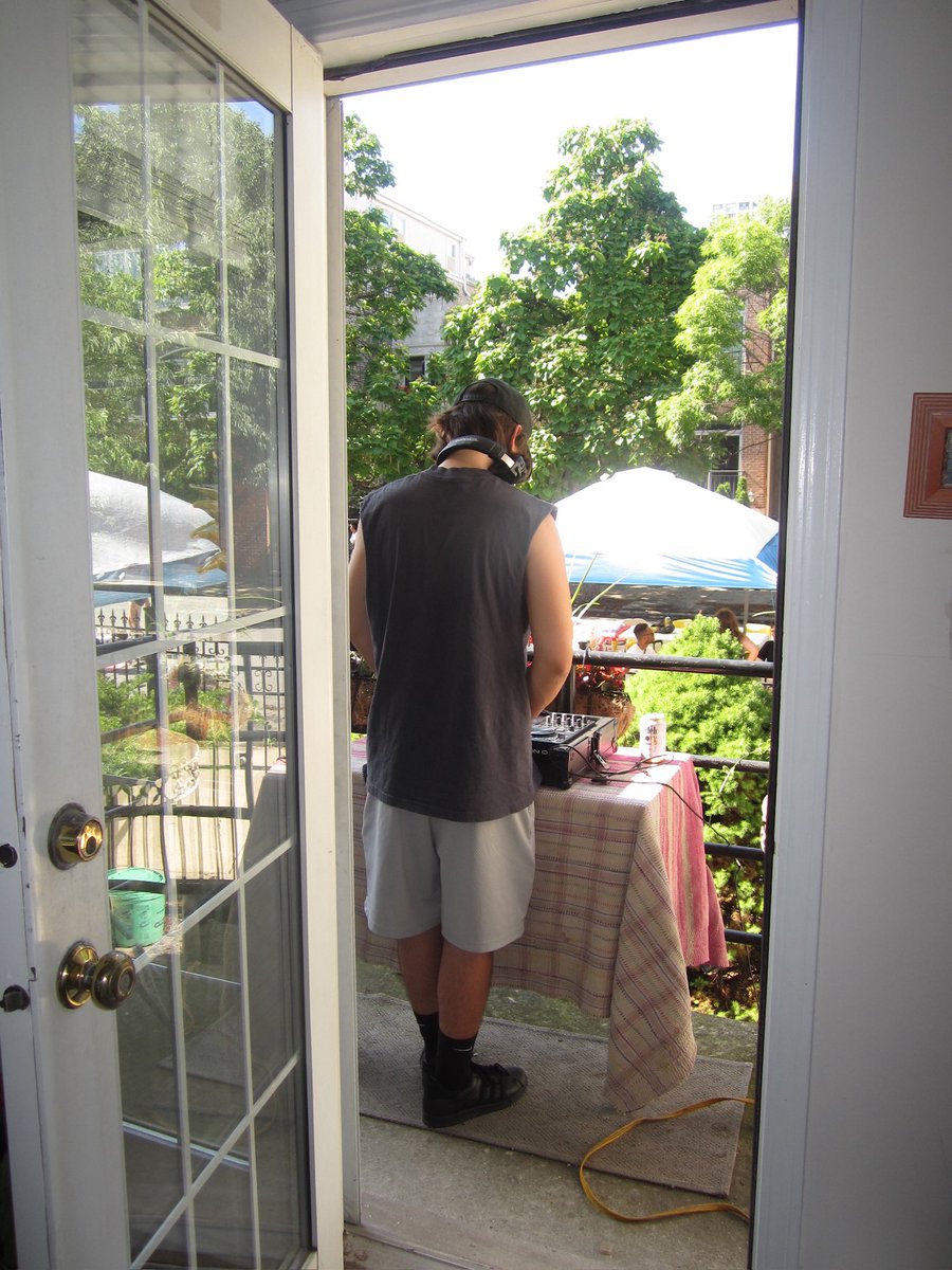 bungee_gum0's tweet photo. felt pretty good to dj a block party.  i like doing stuff for the community and seeing kids dance to my shit was special.  i love chicago. #music https://t.co/AUJpCu575e