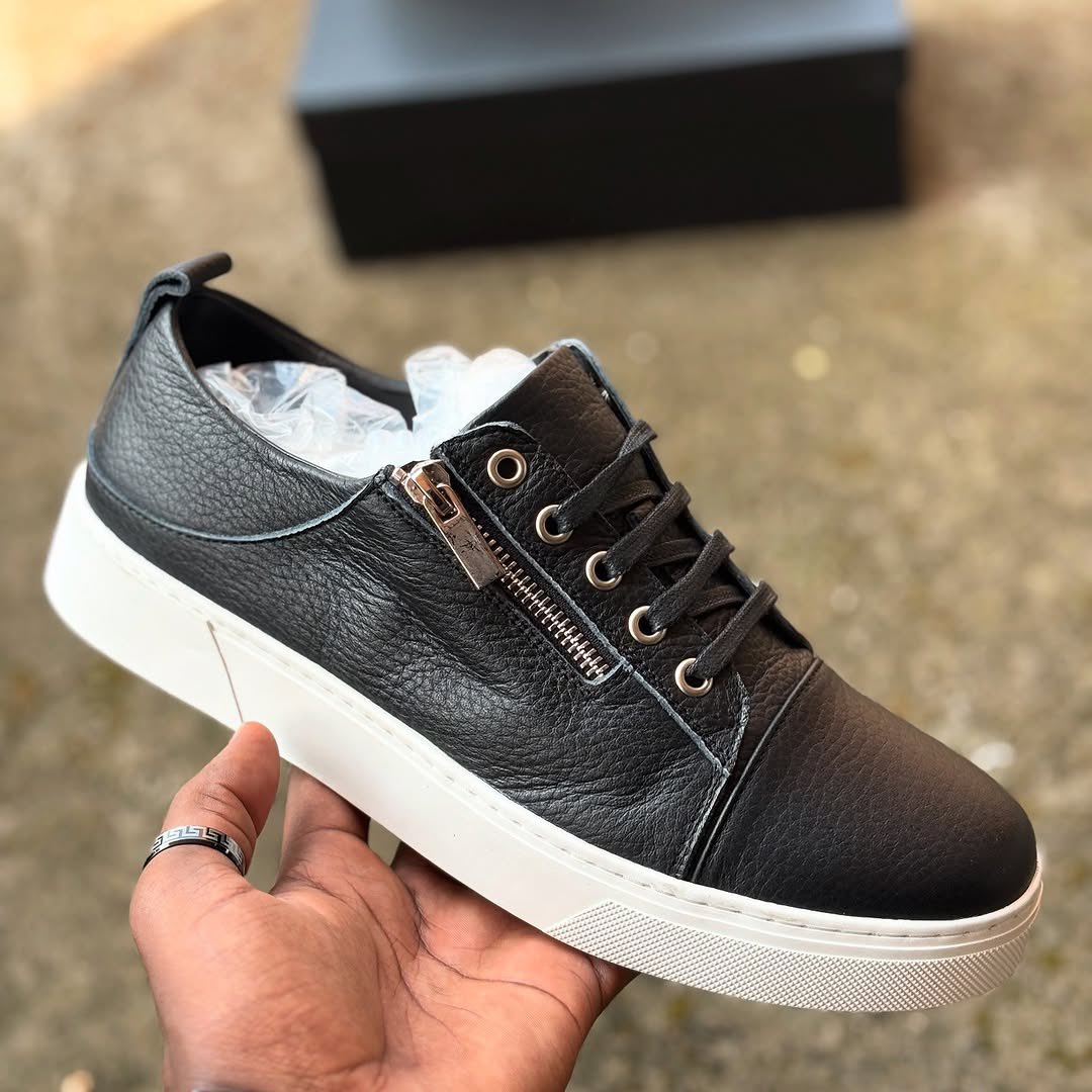 mactrendz's tweet photo. WhatsApp +256755272634 for deliveries β Classic Sneakers with Side Zip β‘ Available in sizes 40β45. Clean design meets convenience β stylish side zipper for easy wear, premium finish, and everyday comfort.
#ClassicKicksUG #MacTrendzUG #ZipUpStyle #SneakerDeliveryUG https://t.co/8C7ovl4oJY