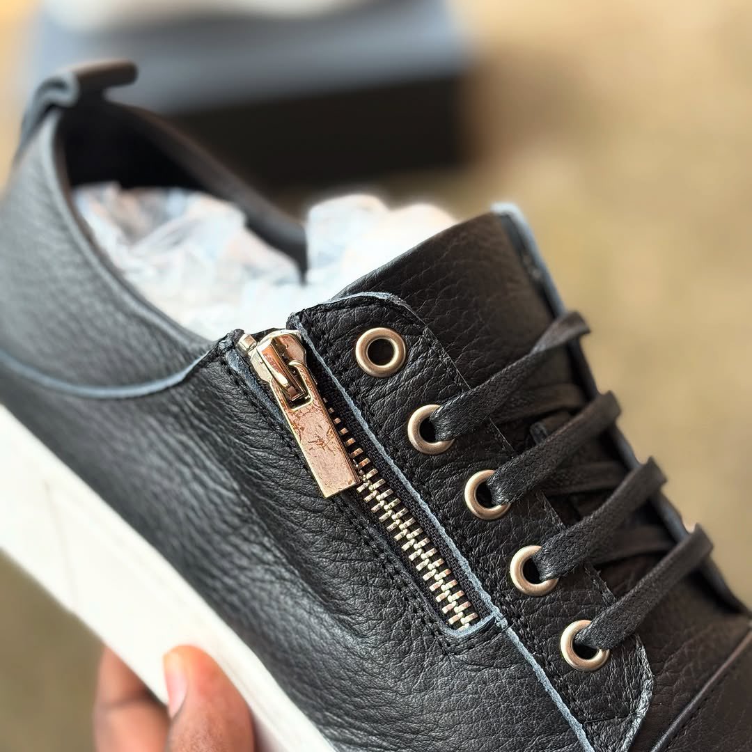 mactrendz's tweet photo. WhatsApp +256755272634 for deliveries β Classic Sneakers with Side Zip β‘ Available in sizes 40β45. Clean design meets convenience β stylish side zipper for easy wear, premium finish, and everyday comfort.
#ClassicKicksUG #MacTrendzUG #ZipUpStyle #SneakerDeliveryUG https://t.co/8C7ovl4oJY