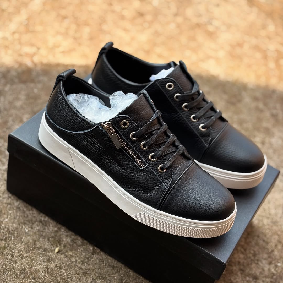 mactrendz's tweet photo. WhatsApp +256755272634 for deliveries β Classic Sneakers with Side Zip β‘ Available in sizes 40β45. Clean design meets convenience β stylish side zipper for easy wear, premium finish, and everyday comfort.
#ClassicKicksUG #MacTrendzUG #ZipUpStyle #SneakerDeliveryUG https://t.co/8C7ovl4oJY