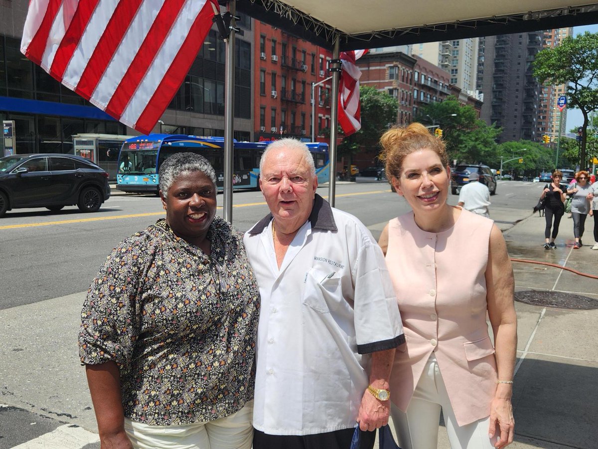 NYC_SBS's tweet photo. TY to @NYCCouncil Member @JulieMenin for joining us to visit #smallbiz in #UES today!

We talked w/#smallbiz owners from @MansionNYC + #TheBeachCafeNYC about their challenges + free @nycgov services: https://t.co/WWow9cUJTL https://t.co/QAJCvmISrU