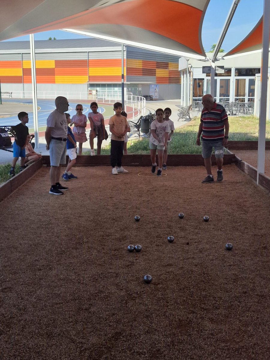 CEIP_PPicasso's tweet photo. El pasado viernes 13 de junio nuestros alumnos fueron afortunados de disfrutar una mañana dedicada a la PETANCA junto a Santos y sus compañeros de juego. Nos enseñaron sus reglas, puntuación y diferentes estrategias.
¡Que la tradición perdure en nuestros pequeños picassianos! https://t.co/4GQAMwM1mq
