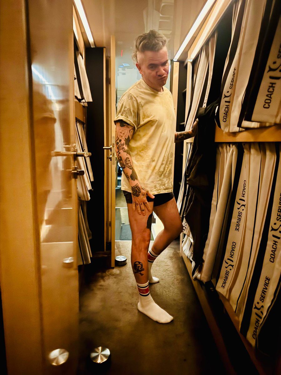 Este jueves sale la segunda rolita de mi nuevo disco, se llama “En Cámara Lenta” y aquí les dejo esta foto en calzoncillos en el tour bus para dañarles el algoritmo