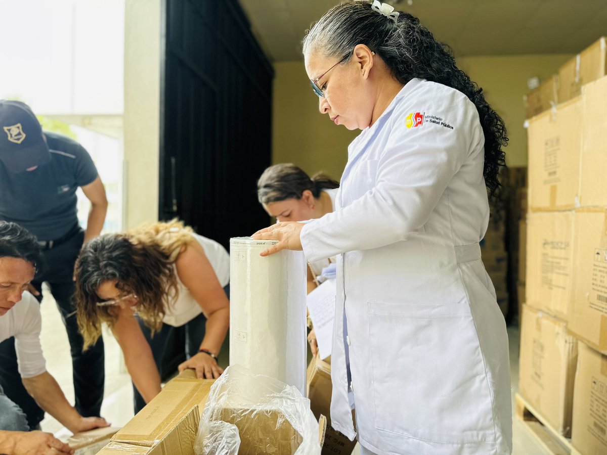 La compra incluye todo tipo de material blanco, desde gasas de algodón, rollos de papel grado médico, cintas químicas, agentes esterilizantes, tiras, láminas, cepillos, entre otras. 2/5