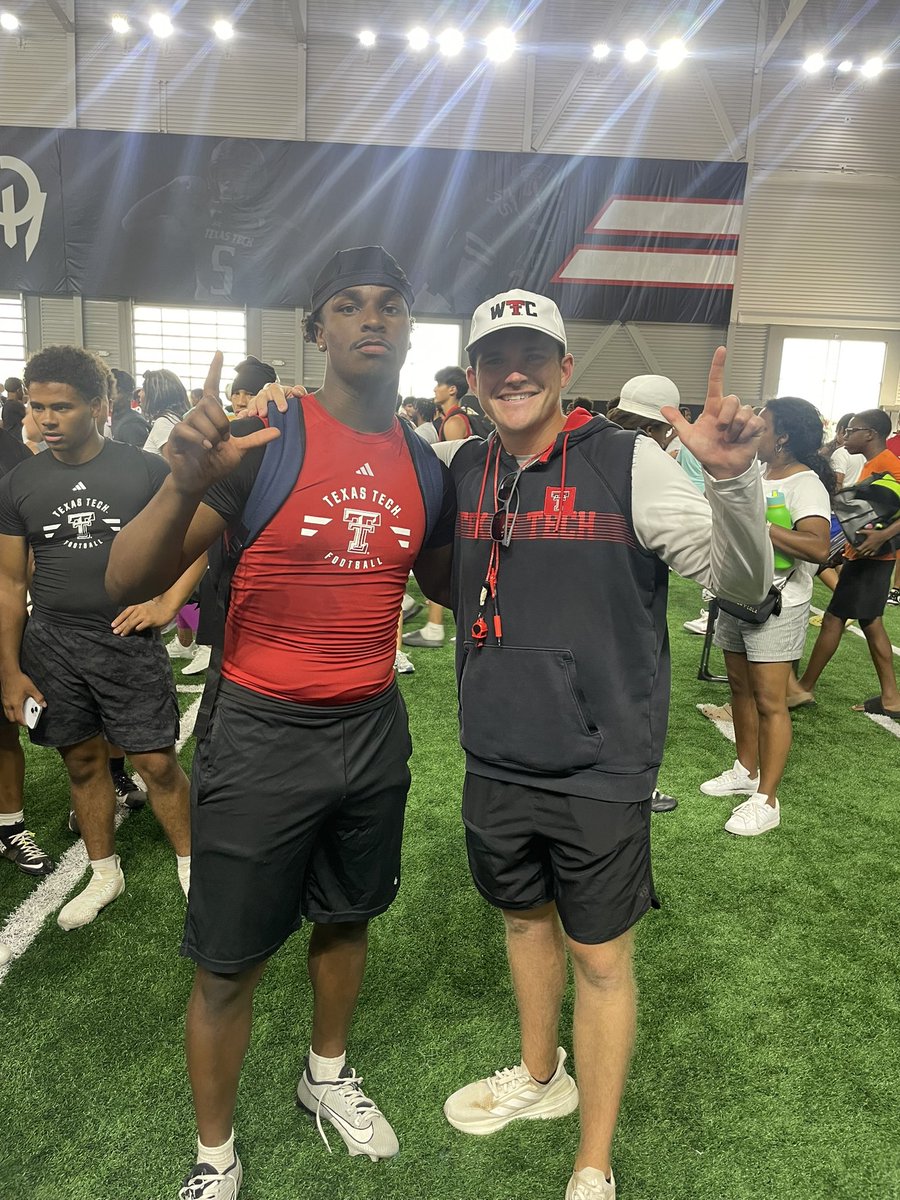 piere2livee's tweet image. I had a amayzing camp day at the Texas Tech university football yesterday ❤️🖤,l'm grateful for the opportunity to perform and showcase my talents, very grateful @GarretMcGuire @brassfield_mark @JoeyMcGuireTTU 
@joshaleman33 @NoblePolk @SHBearcatFB