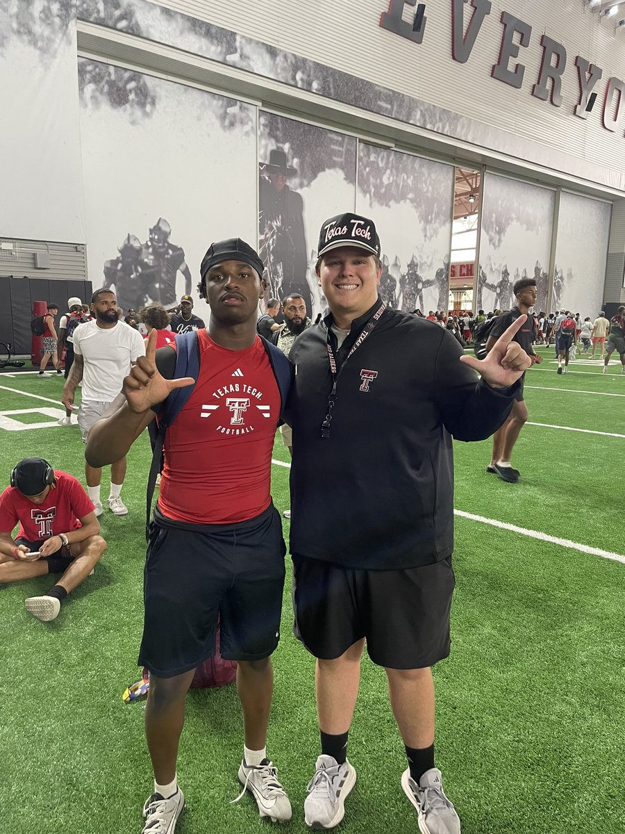 piere2livee's tweet image. I had a amayzing camp day at the Texas Tech university football yesterday ❤️🖤,l'm grateful for the opportunity to perform and showcase my talents, very grateful @GarretMcGuire @brassfield_mark @JoeyMcGuireTTU 
@joshaleman33 @NoblePolk @SHBearcatFB