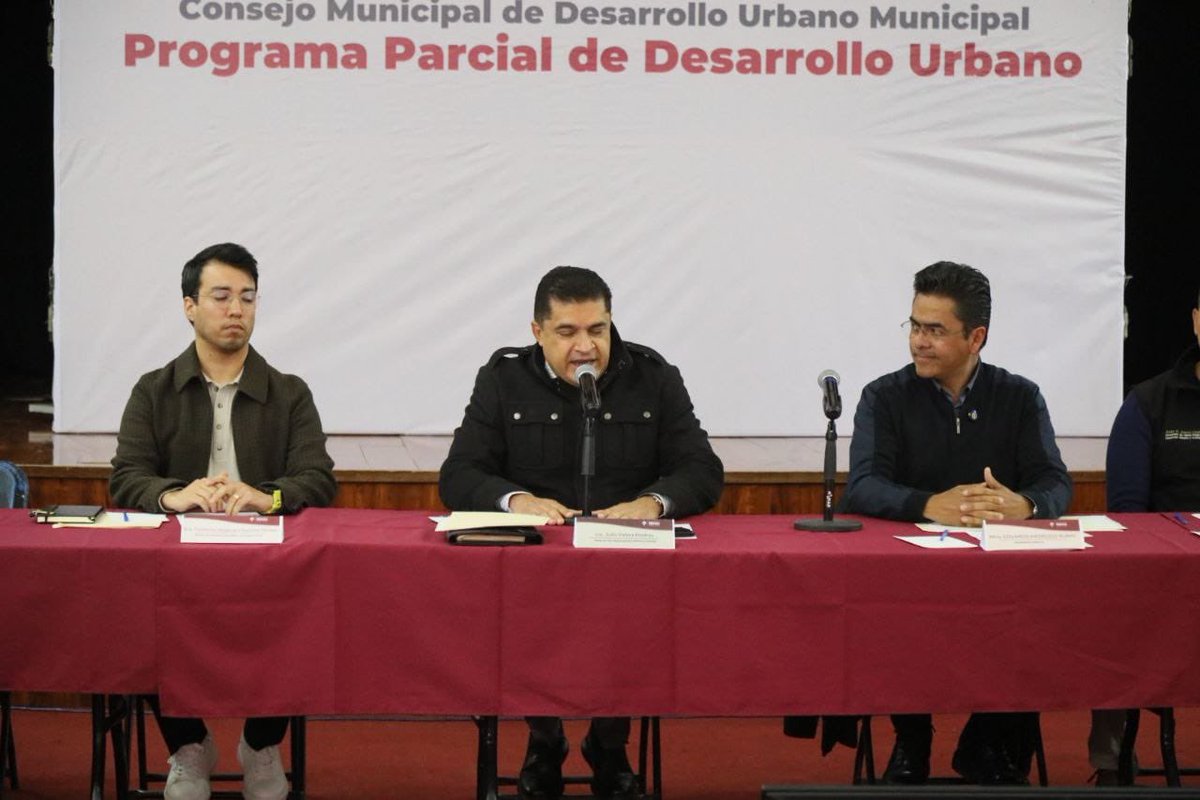 jmvalerapiedras's tweet photo. Acompañé al Presidente Municipal de Mineral de la Reforma @LaloMedecigoMR a la instalación del Consejo de Desarrollo Urbano y a la sesión de apertura del Programa Parcial de Desarrollo Urbano. https://t.co/IAUcOrklIv