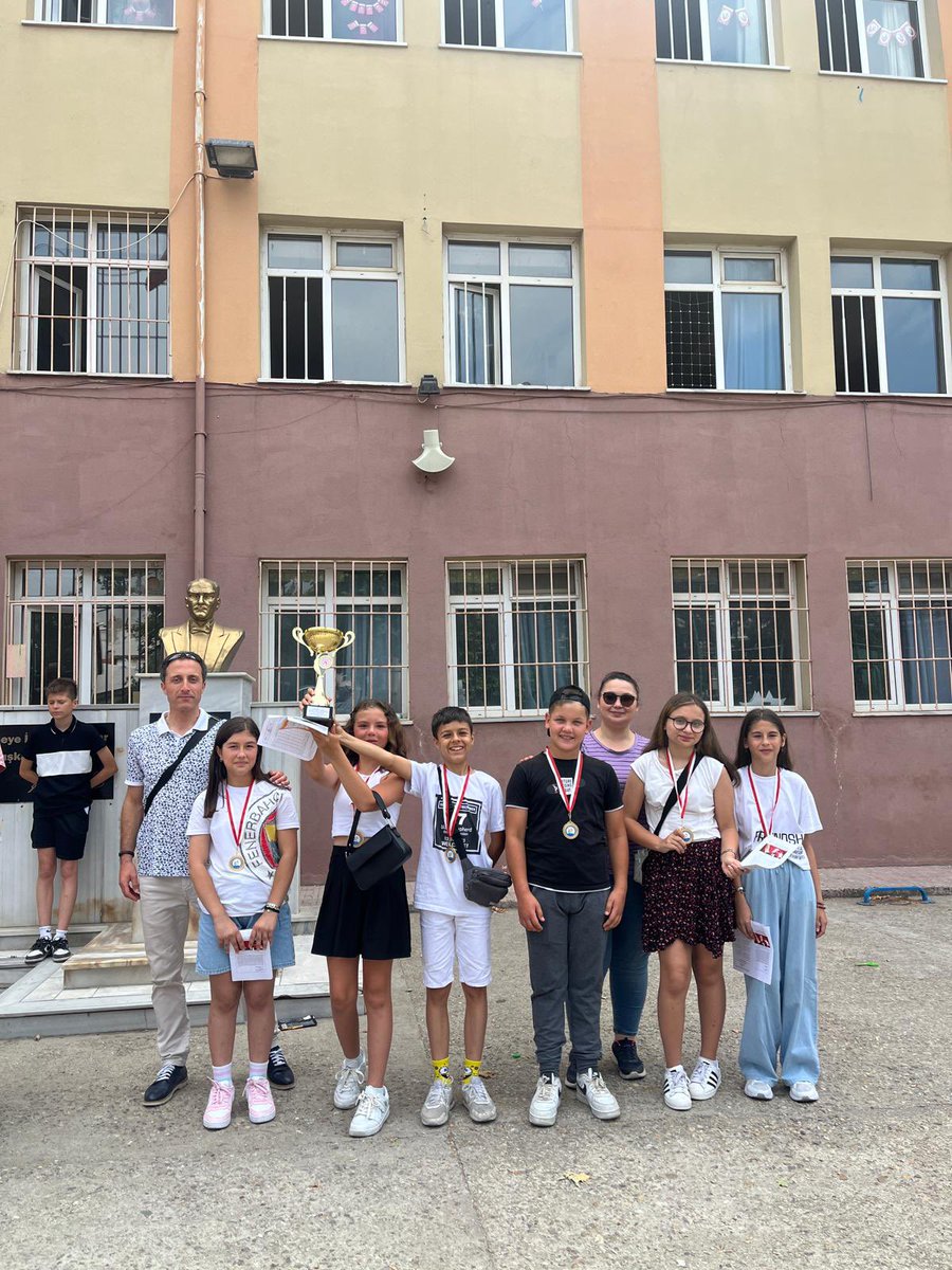Şarköy Evrenosbey Ortaokulu (@evrenosbeyoo) on Twitter photo Voleybol turnuvasında dereceye giren sınıflarımıza madalya ve kupalarını verdik.Dereceye giren 5-D,6-D,6-E,7-E ve 8-D sınıflarını tebrik ederiz 👏Ayrıca koordinatör öğretmenimiz Bilal ALAN’a teşekkür ederiz 🙏 <a href="/IlceSarkoy/">Şarköy Milli Eğitim Müdürlüğü</a> <a href="/bariselma_/">Barış Elma</a> Voleybol turnuvasında dereceye giren sınıflarımıza madalya ve kupalarını verdik.Dereceye giren 5-D,6-D,6-E,7-E ve 8-D sınıflarını tebrik ederiz 👏Ayrıca koordinatör öğretmenimiz Bilal ALAN’a teşekkür ederiz 🙏 <a href="/IlceSarkoy/">Şarköy Milli Eğitim Müdürlüğü</a> <a href="/bariselma_/">Barış Elma</a>
