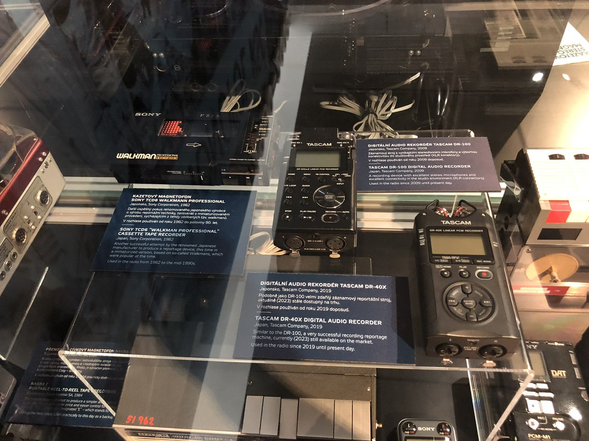 今度はチェコの国立科学博物館に保存してある日本の電気製品シリーズです♪

ソニーのウォークマンと
TASCAMのデジタル録音機

Sony TCD6 Walkman Professional 
1982
TASCAM DR-100, DR-40X
2000,2019

日本製品が東欧時代のチェコで大事にされているのは嬉しいです。