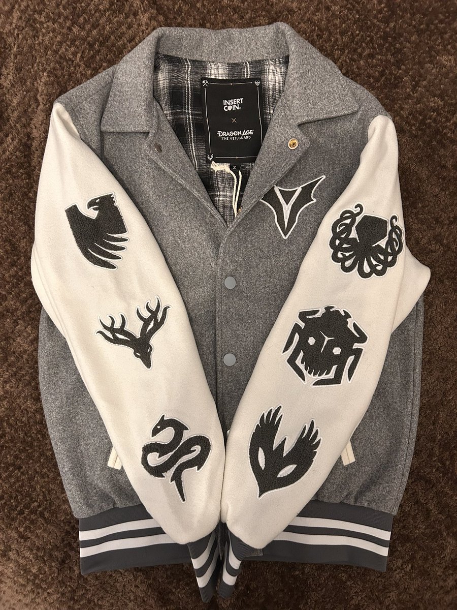 NoeticVice's tweet image. Thank you thank you thank you @MrTeamCorvette &amp;amp; @InsertCoinTees for the Veilguard merch hook-up!! The cosiest hoodie and jacket combo to ever exist, and thoroughly cat approved (thank god the hoodie is black fr 😭😭)

💜💜💜