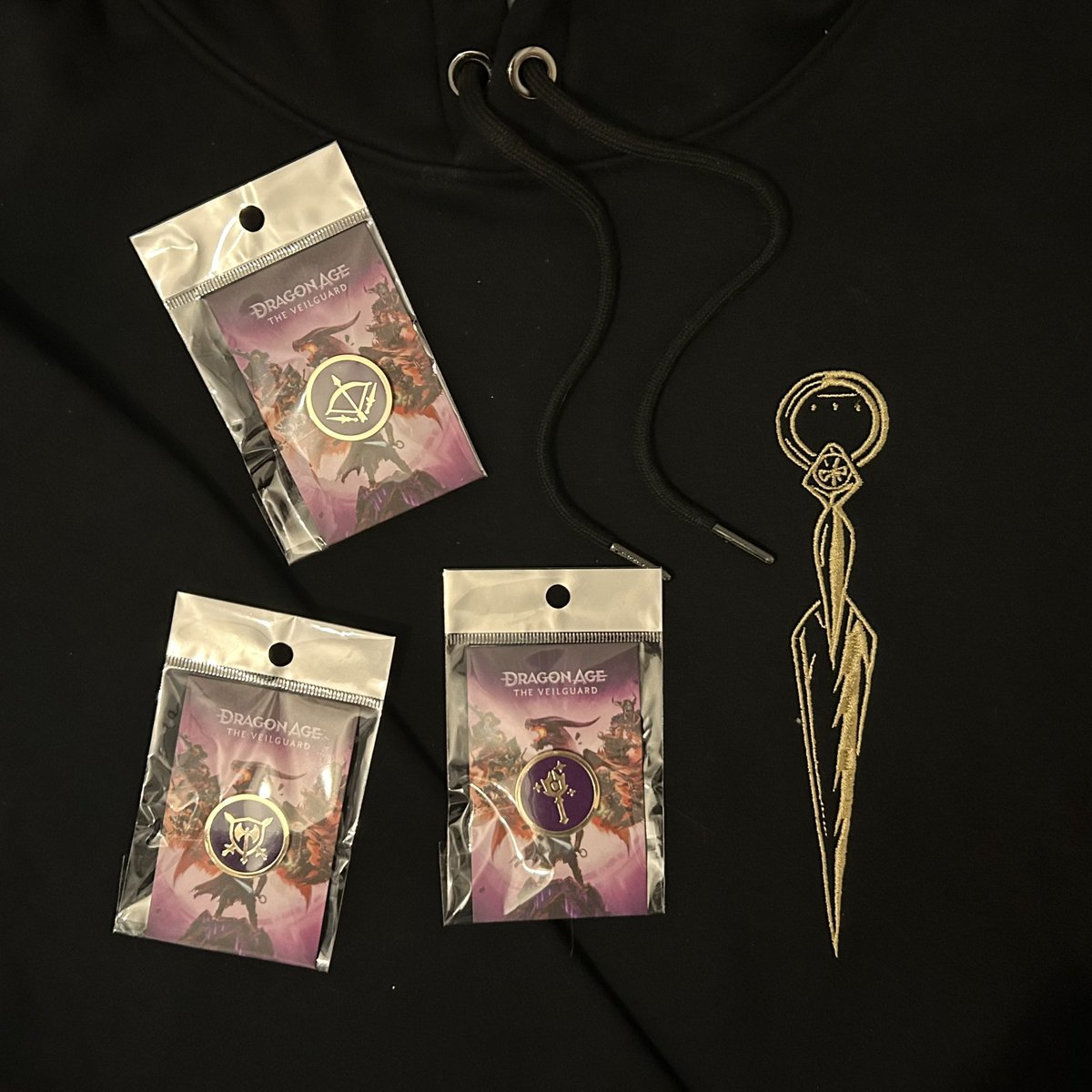 NoeticVice's tweet image. Thank you thank you thank you @MrTeamCorvette &amp;amp; @InsertCoinTees for the Veilguard merch hook-up!! The cosiest hoodie and jacket combo to ever exist, and thoroughly cat approved (thank god the hoodie is black fr 😭😭)

💜💜💜