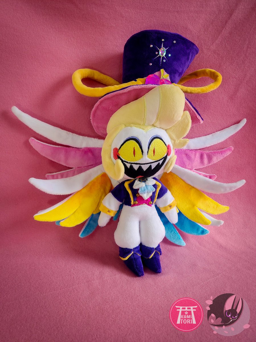 NeroFledermaus's tweet photo. 50cm tall chibi Lucifer Pride colors!
Made with own patterns and OOAK piece. Thanks to @kanomareki for such awesome desing outfits! 😊
#HazbinHotelFanart
#HazbinHotelLucifer #plushies #plushart #PrideMonth #Pride2025 https://t.co/uGip40sSSV