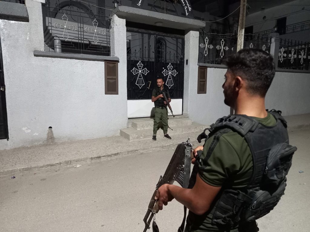 Sotoro (syriac police) protecting churches in NES after Damascus attack 
#Syria #Syrianwar