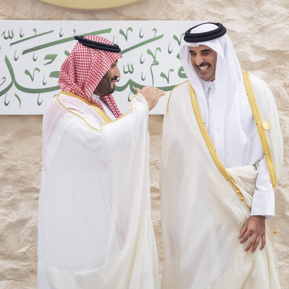SaudiNews50's tweet photo. عاجل..

تفاصيل الاتصال الهاتفي بين ولي العهد وأخيه أمير قطر:

"كافة الامكانات السعودية لمساعدة الأشقاء بقطر"

👇👇

أجرى صاحب السمو الملكي الأمير محمد بن سلمان بن عبدالعزيز آل سعود ولي العهد رئيس مجلس الوزراء، اتصالًا هاتفيًا، بأخيه صاحب السمو الشيخ تميم بن حمد آل ثاني أمير دولة قطر.

وفي بداية الاتصال أكد سمو ولي العهد وقوف المملكة التام مع دولة قطر الشقيقة وإدانتها للعدوان السافر الذي شنته إيران على دولة قطر الشقيقة والذي لا يمكن تبريره.

كما أكد سمو ولي العهد - حفظه الله - أن المملكة وضعت كافة إمكاناتها لمساندة الأشقاء في دولة قطر لما تتخذه من إجراءات لحماية أمنها والمحافظة على سيادتها.

-