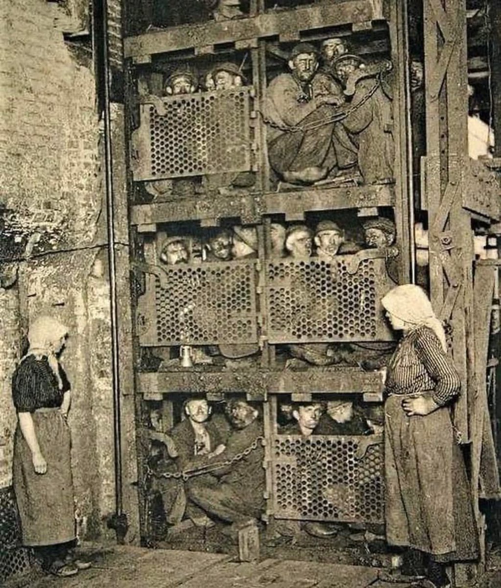 Rangkaian kejadian paling mengerikan yang menyayat hati sepanjang sejarah🧵

⚠️ (jangan dibuka jika Anda berhati lembut)

1. Penambang batu bara yang kembali dari kedalaman setelah seharian bekerja, Belgia, sekitar tahun 1900.
