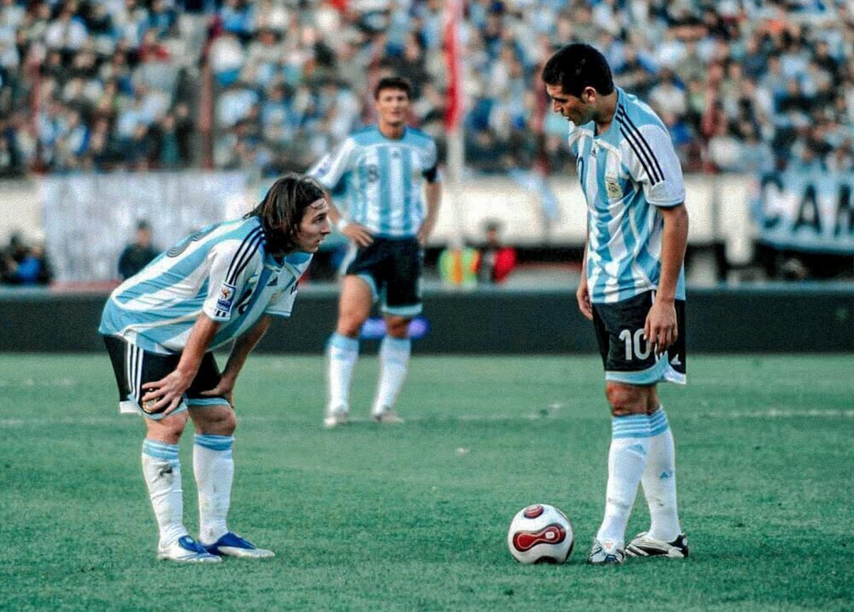 Hoy cumple años el fútbol. Cumplen años Riquelme y Messi.