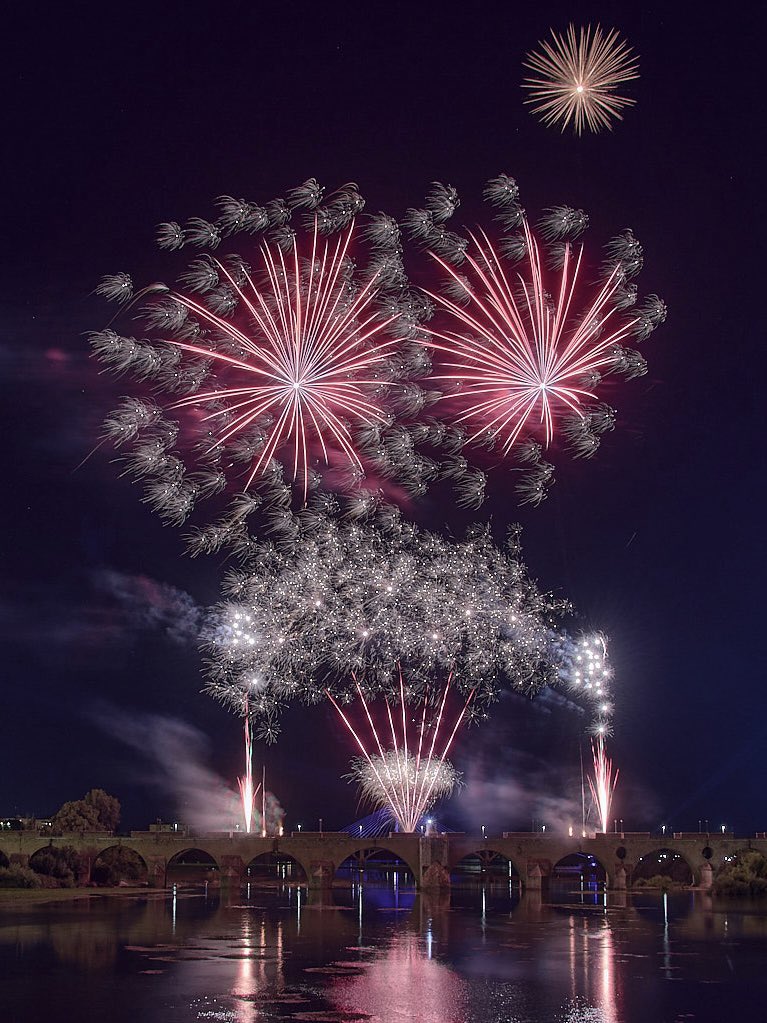 Ya están en marcha los fuegos de San Juan 2025. 

El incendio de un bar pacense ha obligado a los bomberos a permanecer allí hasta que se ha estabilizado la zona, por lo que el espectáculo no ha comenzado hasta que no han llegado al río.

➕info:
🔗 cope.es/directos/badaj…