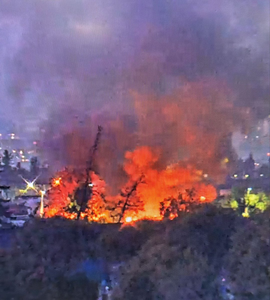 Bayron López (@bayron_lopez01) on Twitter photo !!AHORA!! Bomberos #MetropolitanoSur declara 2do batallón de incendio por en casas con peligro de propagación en Pachuca y Yucatan comuna de #LoEspejo en apoyo bomberos #LaGranja <a href="/Bomba_Decima/">Bomba España CBS</a> <a href="/BomberosdeChile/">Bomberos de Chile</a> <a href="/Pabl0Manzanares/">EMERGENCIAS CHILE.</a> <a href="/reddeemergencia/">Red de Emergencia ONG</a> !!AHORA!! Bomberos #MetropolitanoSur declara 2do batallón de incendio por en casas con peligro de propagación en Pachuca y Yucatan comuna de #LoEspejo en apoyo bomberos #LaGranja <a href="/Bomba_Decima/">Bomba España CBS</a> <a href="/BomberosdeChile/">Bomberos de Chile</a> <a href="/Pabl0Manzanares/">EMERGENCIAS CHILE.</a> <a href="/reddeemergencia/">Red de Emergencia ONG</a>